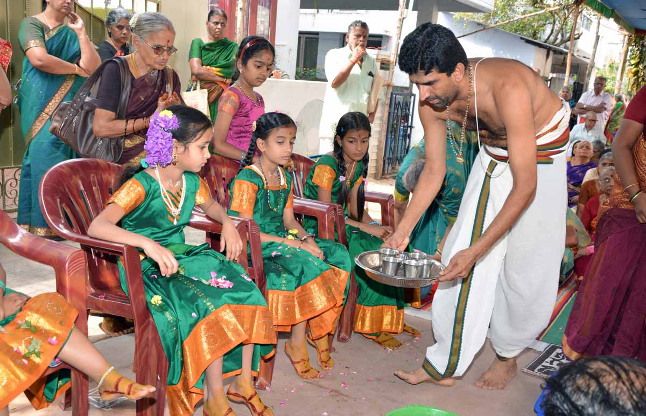 kanya pujan in navratri कर्मकांड से नहीं, कन्या पूजन से ही प्रसन्न होती हैं देवी मां