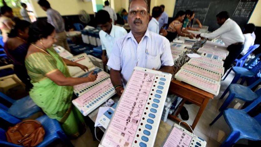 EC may cancel RK Nagar bypolls 89-crore bribery चेन्नई : VVIP सीट जीतने के लिए बांटे गए करोड़ों रुपये, रद्द हो सकता है उपचुनाव-सूत्र