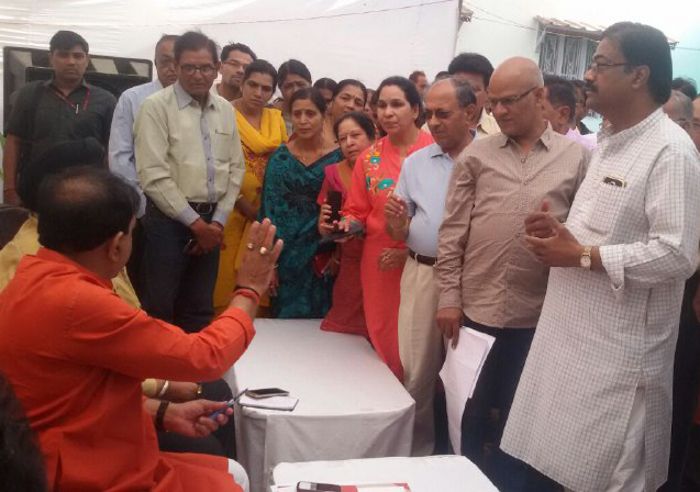 bhopal nagar nigam, alok sharma, bhopal municip भोपाल में लगी महापौर की पहली चौपाल, मौके पर निपटीं गली-मोहल्लों की समस्याएं