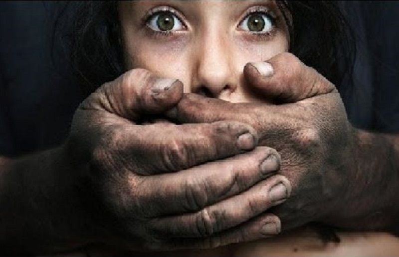 Gangrape लाख मिन्नतें करती रही नाबालिग लेकिन नहीं माना पड़ोसी, फैक्ट्री में ले जाकर लूट ली इज्जत