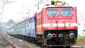 The woman threw away the purse of the train from t ट्रेनों को गिराने की धमकी के बाद बिहार-यूपी में हाई अलर्ट