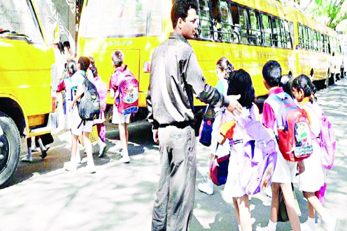 Kabirdham School Bus Running Without Fitness Certificates मनम न ब न फ टन स सर ट फ क ट क ह द ड रह क डम स क ल बस Patrika News