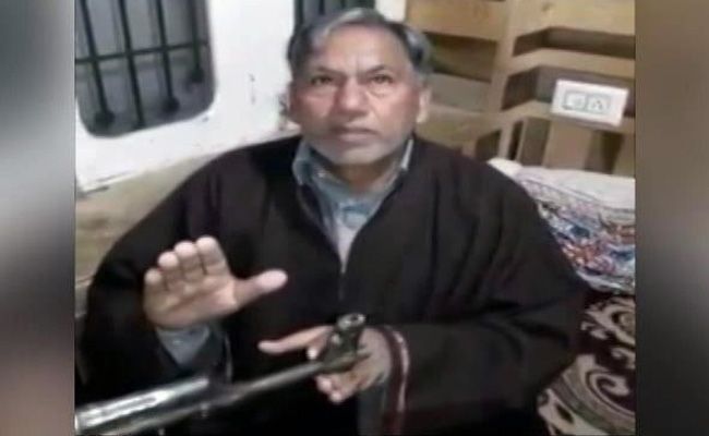 anti national slogan in kashmir कश्मीर में बंदूक की नोक पर भारत विरोधी नारे लगवाने का वीडियो वायरल, आप भी देखें