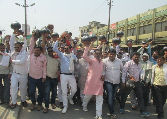performed पानी की नहीं हक की मांग का अपनाया अनूठा तरीका
