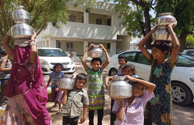 ahmedabad पानी के लिए रेस्ट हाउस में भीड़