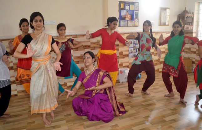 Indian dancer Neha Bhatnagar, International Forum, इंटरनेशनल नृत्यांगना Neha Bhatnagar को नहीं भाया अमेरिका, 5 साल से बेटियों को सीखा रहीं डांस
