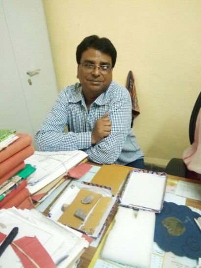 mobile ऑनलाइन खरीदा था मोबाइल, पार्सल बॉक्स में निकले पत्थर