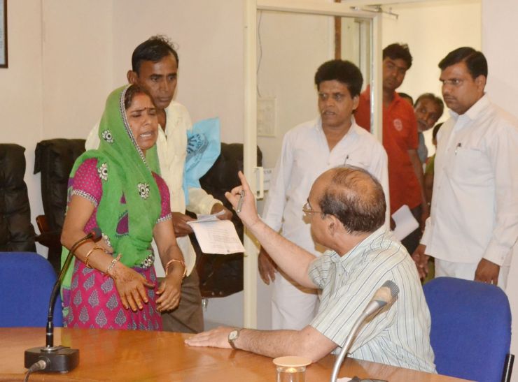 Neemuch लोन के नाम पर गरीबों को लालच देकर ऐंठ लिए पैसे