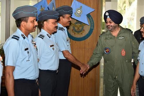 Air Chief Marshal Birendra Singh Dhanoa एयर चीफ मार्शल मध्य वायु कमान मुख्यालय के दौरे पर