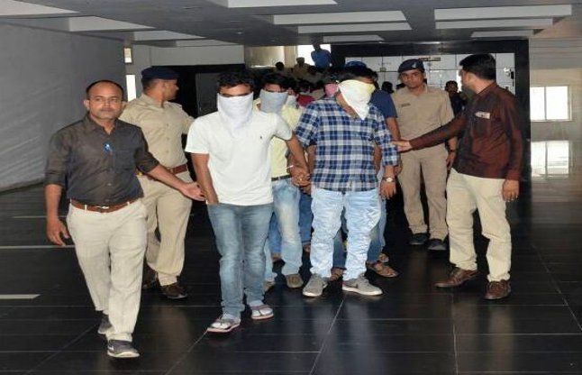 ahmedabad इन्फो सिटी में पकड़ा फर्जी कॉल सेंटर, 19 गिरफ्तार
