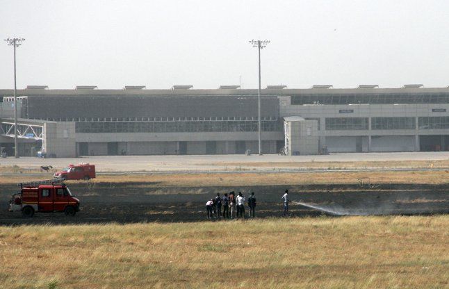 ahmedabad एयरपोर्ट रन-वे के पास घास में आग