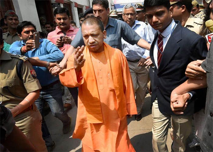 yogi सीएम साहब! कान्वेंट स्कूलों में महंगी कॉपी किताबों और ड्रेस पर कब कसेगा शिकंजा