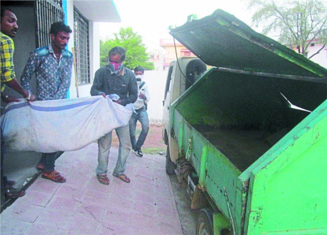 Tikamgarh news in hindi, madhya pradesh news in hi अंतिम संस्कार के लिए कचरा वाहन में ले गए