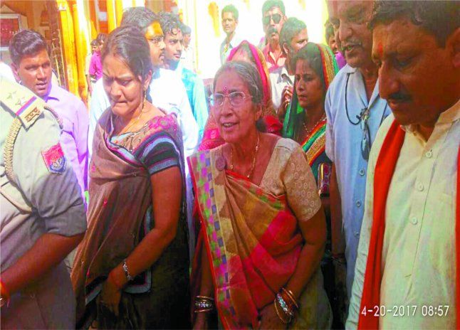 Tikamgarh news in hindi, madhya pradesh news in hi जशोदा बेन ने किए रामराजा के दर्शन