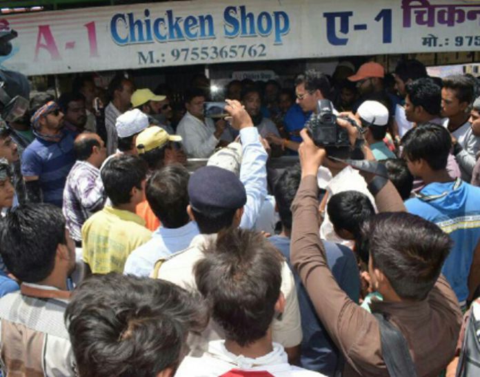 bhopal nagar nigam, municipal corporation bhopal अवैध मीट शॉप की दुकानों पर नगर निगम की कार्रवाई, कई किलो मीट फेंका