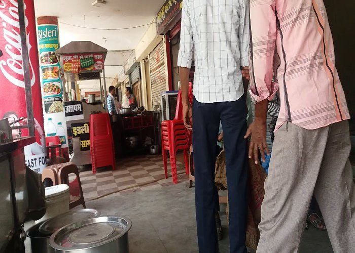 Kitchen in coridor यहां कॉरिडोर में बन रहा खाना, सड़क पर हो रही पार्किंग, देंखे वीडियो...