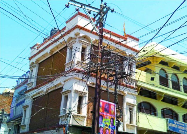 Here are the homes coming from the electric pillar यहां बिजली के खंभों से घरों में आ रहा करंट