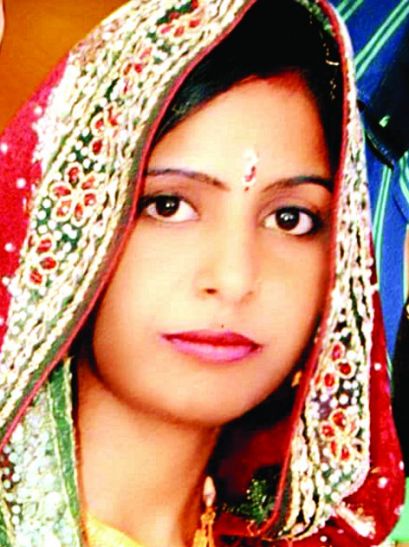 The body of the wife ran to see the dead body of t पत्नी का शव लटका देख भागा सिपाही
