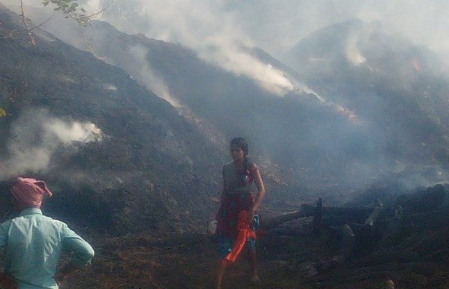 fire gutted paddy आगजनी से दो सिलेंडर में जोर का धमाका, 22 परिवार सड़क पर आ गया