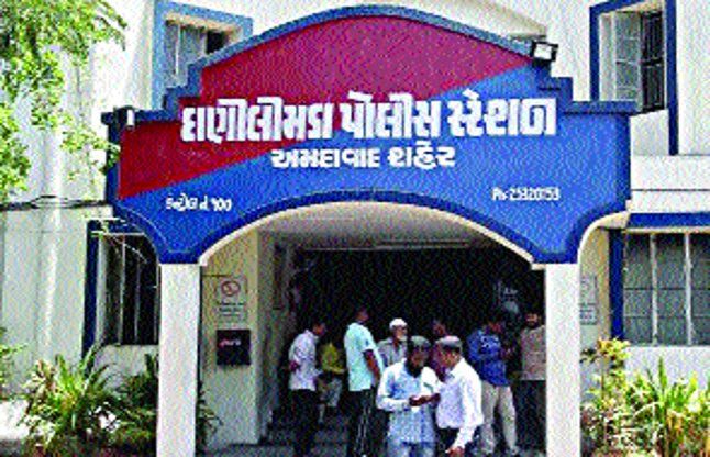 ahmedabad दो शिक्षकों पर छात्राओं से छेड़छाड़ का आरोप