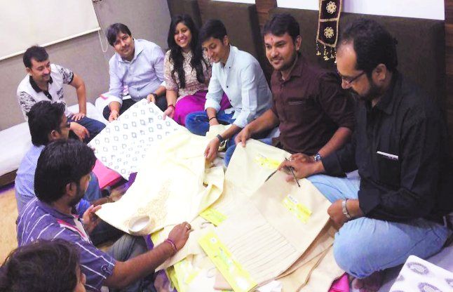 surat थोड़ा ही सही, पुरुष परिधान का भी कब्जा