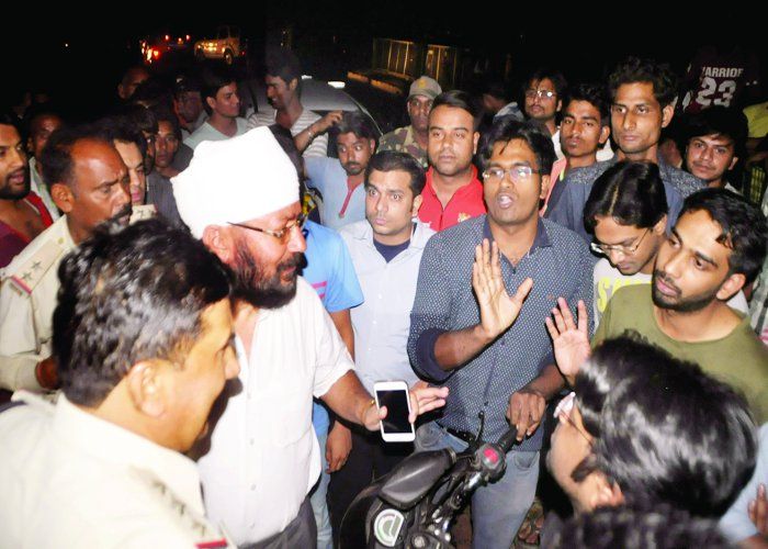 JAH ruckus जेएएच में हंगामा, मरीज के रिश्तेदार से मारपीट, डॉक्टर बोले- पहले हमें पीटा