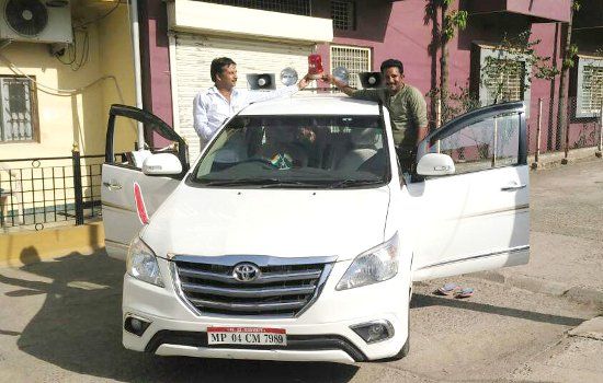 Red light removed from government vehicle in barwa पशुपालन मंत्री आर्य ने अपने वाहन से हटाई लाल बत्ती