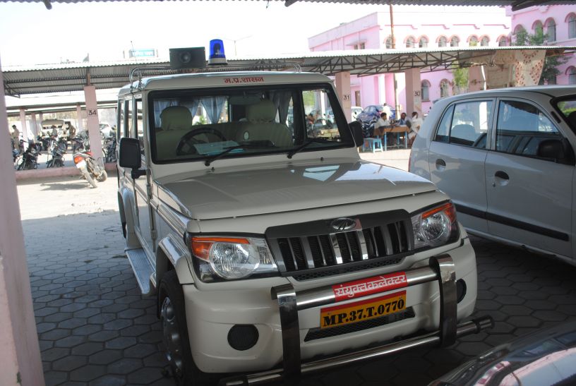 red light vehicle मुख्यमंत्री ने हटाई, सिपहसलारों को अभी भी लाल बत्ती से मोह