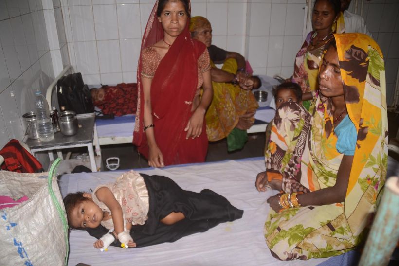 Ashoknagar, District Hospital, Thalassemia patient थैलेसीमिया से पीडि़त बच्चों को जिला अस्पताल में नहीं मिला ब्लड, परिजन खरीदकर लाए