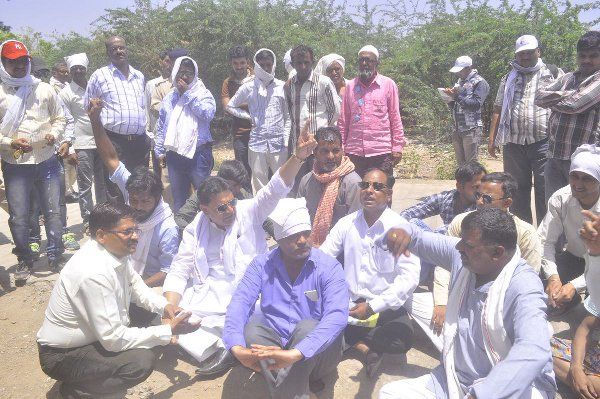 women,protested,liquor shops,Pragati Nagar,Congres जिस दुकान में लगाई आग, वहीं से बिक रही थी शराब, महिलाओं ने देखा तो जताया विरोध