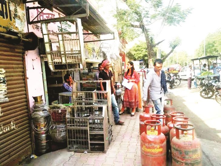 karyawai दूध-दही व बर्तन दुकानों से 27 गैस सिलेंडर जब्त