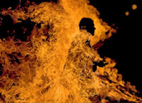 The husband took his own fire after having a dispu अलग रह रही पत्नी से विवाद होने पर पति ने खुद को लगा ली आग