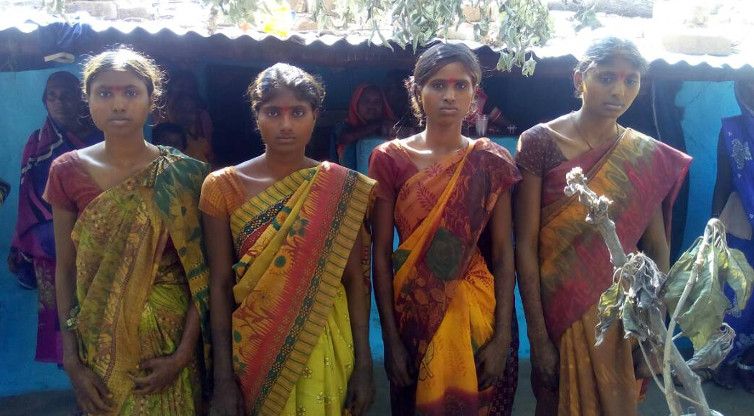 Unique wedding: Four united Sisters together with अनोखी शादी : चार सगी बहनों का गठबंधन एक ही मंडप में चार सगे भाइयों के साथ
