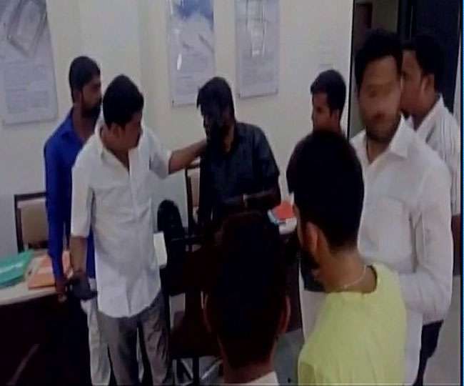 shivsena workers blacken face of a college lecture शिवसैनिकों ने टीचर को पोती कालिख, पुलिस ने किया गिरफ्तार