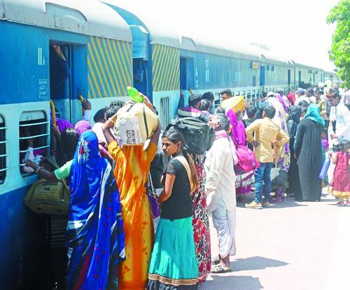 Trains packed with devotie of Panchkrashi Yatra पंचक्रोशी यात्रा के लिए ट्रेनों में जनसैलाब