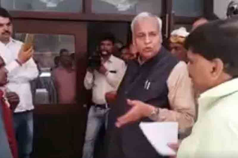 Satyadev Pachauri VIDEO: योगी सरकार के मंत्री ने दिव्यांग को कहा 'लूला-लंगड़ा'