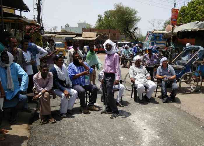 congress सड़क पर बैठे कांग्रेसी, 15 मिनट में उठाया