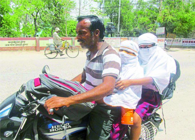 Tikamgarh news in hindi, madhya pradesh news in hi गर्म थपेड़ों के बीच स्कूल जाना मजबूरी