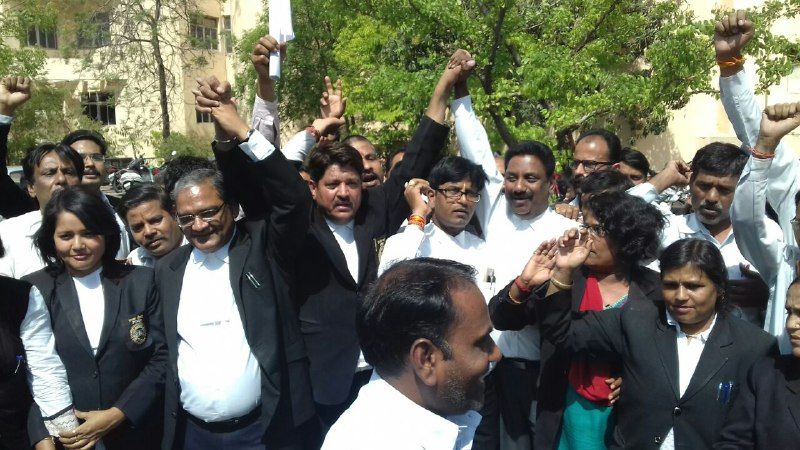 bhopal district court, law commission, protest, लॉ संशोधन बिल के खिलाफ वकीलों का प्रदर्शन, लंच के बाद नहीं किया काम