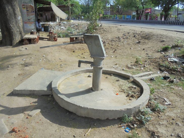 hand pump कई इलाकों में हैंडपंपों ने छोड़ा साथ, जल स्तर नीचे गिरा