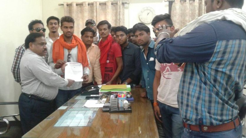 District Administration handed a memorandum.Distri स्कूलों की छुट्टी घोषित करने की मांग