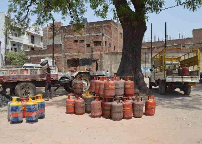 Gas Cylinder बिना अग्निशामक दौड़ रहे गैस सिलेंडर डिलेवरी वाहन