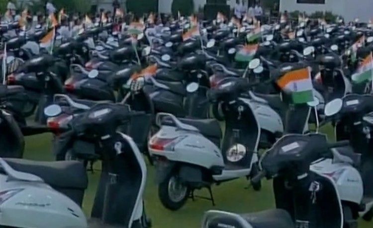 Scooter इन्क्रीमेंट में मिली स्कूटी तो खुश हो गए कर्मचारी, जानें पूरा मामला