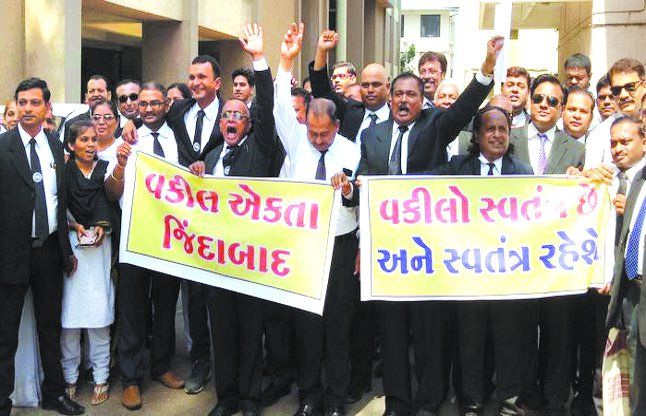 surat हड़ताल पर रहे वकील, निकाली रैली