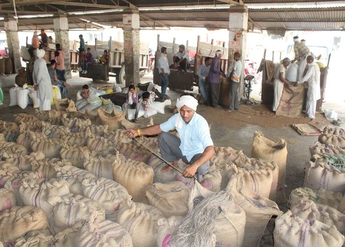 mandi ऐसे तो किसान से ज्यादा अमीर है मजदूर