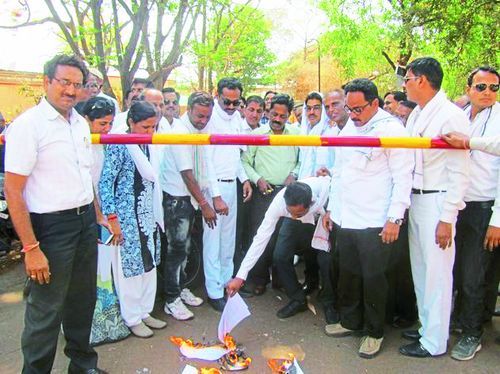 advocate let fire the law commission letter वकीलों ने जलाई लॉ कमीशन के पत्र की होली