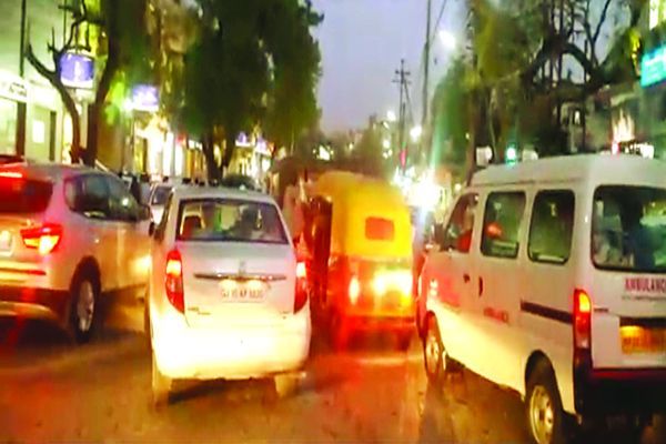 ambulance मैच के कारण लगा जाम, गंभीर रुप से बीमार बच्ची की जान पर बन आई