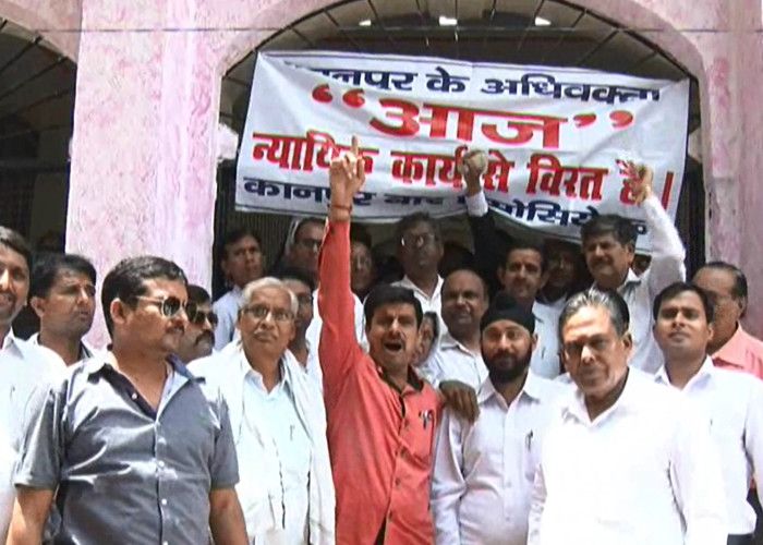 Advocate Strike एडवोकेट अमेण्डमेंट बिल के विरोध वकीलों ने की हड़ताल, केंद्र सरकार को लगाई फटकार