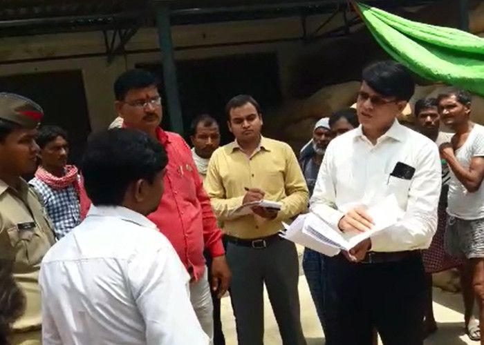 Amethi DM डीएम ने बैंक कर्मचारियों पर की कार्रवाई