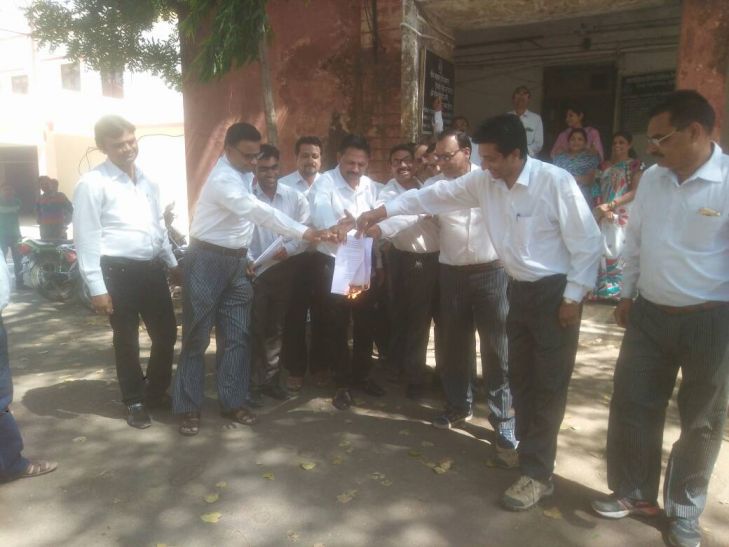 alirajpur अधिवक्ता अधिनियम में संसोधन के विरोध में जलाईं बिल की प्रतियां